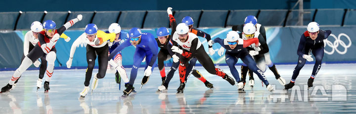 [밀라노=뉴시스] 박주성 기자 = 스피드스케이팅 정재원이 21일(현지시간) 이탈리아 밀라노 스피드스케이팅 스타디움에서 열린 2026 밀라노·코르티나담페초 동계올림픽 스피드 스케이팅 남자 매스 스타트 결승에서 역주하고 있다. 2026.02.21. park7691@newsis.com