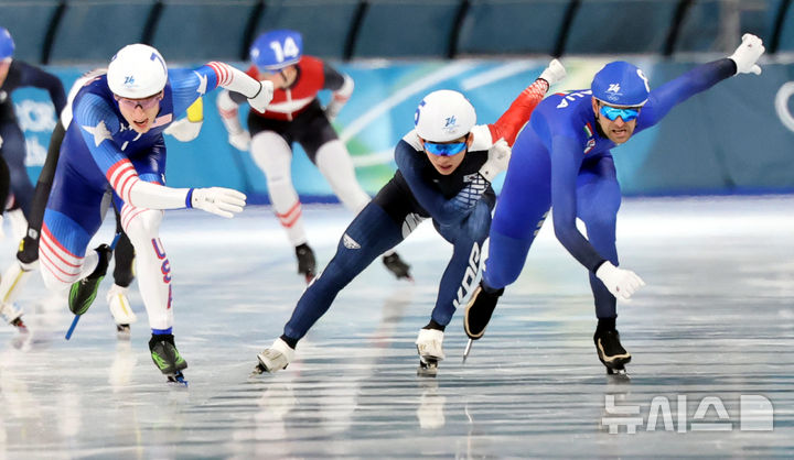 [밀라노=뉴시스] 박주성 기자 = 스피드스케이팅 정재원이 21일(현지시간) 이탈리아 밀라노 스피드스케이팅 스타디움에서 열린 2026 밀라노·코르티나담페초 동계올림픽 스피드 스케이팅 남자 매스 스타트 결승에서 역주하고 있다. 2026.02.21. park7691@newsis.com