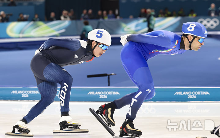 [밀라노=뉴시스] 김근수 기자 = 스피드스케이팅 정재원이 21일(현지시간) 이탈리아 밀라노 스피드스케이팅 스타디움에서 열린 2026 밀라노·코르티나담페초 동계올림픽 스피드 스케이팅 남자 매스 스타트 결승에서 질주하고 있다. 2026.02.21. ks@newsis.com