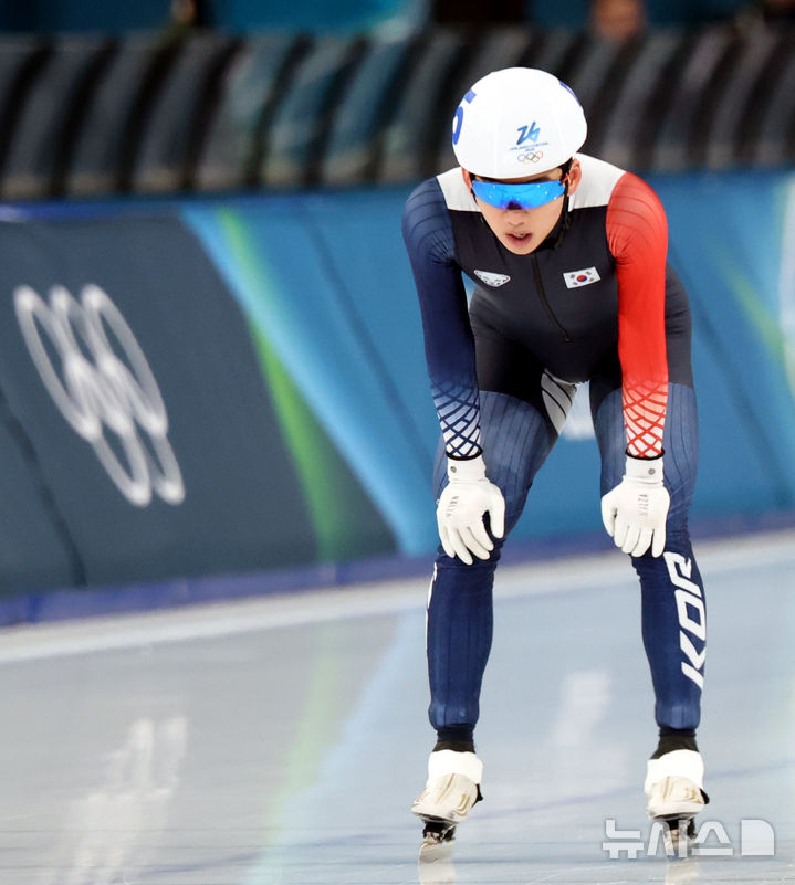 [밀라노=뉴시스] 박주성 기자 = 스피드스케이팅 정재원이 21일(현지시간) 이탈리아 밀라노 스피드스케이팅 스타디움에서 열린 2026 밀라노·코르티나담페초 동계올림픽 스피드 스케이팅 남자 매스 스타트 결승에서 5위로 결승선을 통과하고 있다. 2026.02.21. park7691@newsis.com