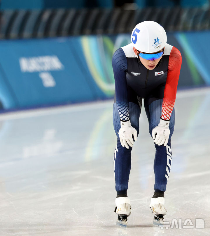 [밀라노=뉴시스] 박주성 기자 = 스피드스케이팅 정재원이 21일(현지시간) 이탈리아 밀라노 스피드스케이팅 스타디움에서 열린 2026 밀라노·코르티나담페초 동계올림픽 스피드 스케이팅 남자 매스 스타트 결승에서 5위로 결승선을 통과하고 있다. 2026.02.21. park7691@newsis.com