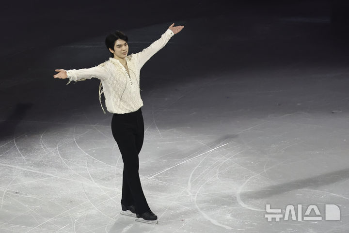 [밀라노=뉴시스] 김근수 기자 = 피겨스케이팅 차준환이 21일(현지 시간) 이탈리아 밀라노 아이스 스케이팅 아레나에서 열린 피겨스케이팅 갈라쇼에서 연기를 시작하기 위해 이동하고 있다. 2026.02.22. ks@newsis.com