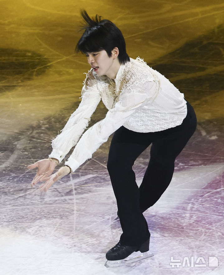 [밀라노=뉴시스] 김근수 기자 = 피겨스케이팅 차준환이 21일(현지 시간) 이탈리아 밀라노 아이스 스케이팅 아레나에서 열린 피겨스케이팅 갈라쇼에서 연기를 펼치고 있다. 2026.02.22. ks@newsis.com