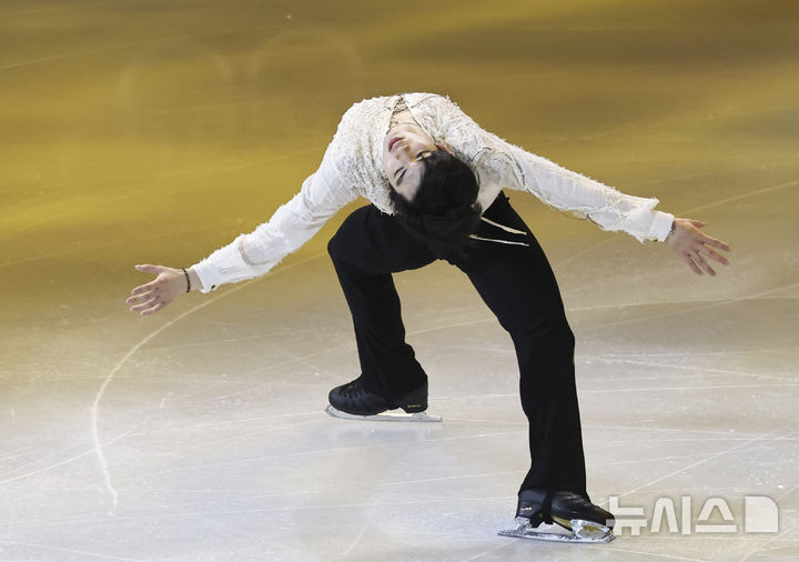 [밀라노=뉴시스] 김근수 기자 = 피겨스케이팅 차준환이 21일(현지 시간) 이탈리아 밀라노 아이스 스케이팅 아레나에서 열린 피겨스케이팅 갈라쇼에서 연기를 펼치고 있다. 2026.02.22. ks@newsis.com