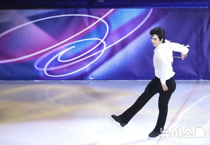 [밀라노=뉴시스] 김근수 기자 = 피겨스케이팅 차준환이 21일(현지 시간) 이탈리아 밀라노 아이스 스케이팅 아레나에서 열린 피겨스케이팅 갈라쇼에서 연기를 펼치고 있다. 2026.02.22. ks@newsis.com