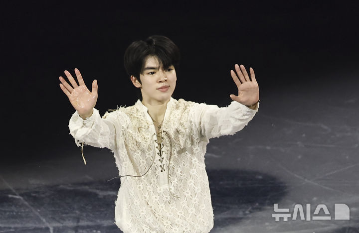 [밀라노=뉴시스] 김근수 기자 = 피겨스케이팅 차준환이 21일(현지 시간) 이탈리아 밀라노 아이스 스케이팅 아레나에서 열린 피겨스케이팅 갈라쇼에서 연기를 마치고 관중들에게 인사하고 있다. 2026.02.22. ks@newsis.com