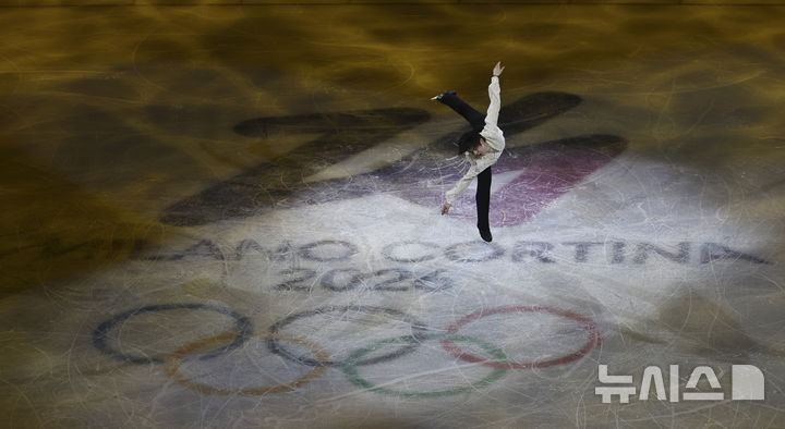 [밀라노=뉴시스] 김근수 기자 = 피겨스케이팅 차준환이 21일(현지 시간) 이탈리아 밀라노 아이스 스케이팅 아레나에서 열린 피겨스케이팅 갈라쇼에서 연기를 펼치고 있다. 2026.02.22. ks@newsis.com
