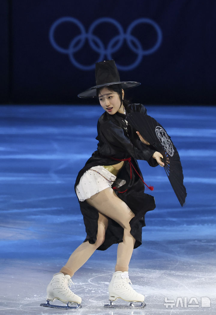 [밀라노=뉴시스] 김근수 기자 = 피겨스케이팅 이해인이 21일(현지 시간) 이탈리아 밀라노 아이스 스케이팅 아레나에서 열린 피겨스케이팅 갈라쇼에서 넷플릭스 애니메이션 '케이팝 데몬 헌터스(K-Pop Demon Hunters)' 컨셉을 반영한 저승사자(사자보이즈) 복장을 입고 연기를 펼치고 있다. 2026.02.22. ks@newsis.com