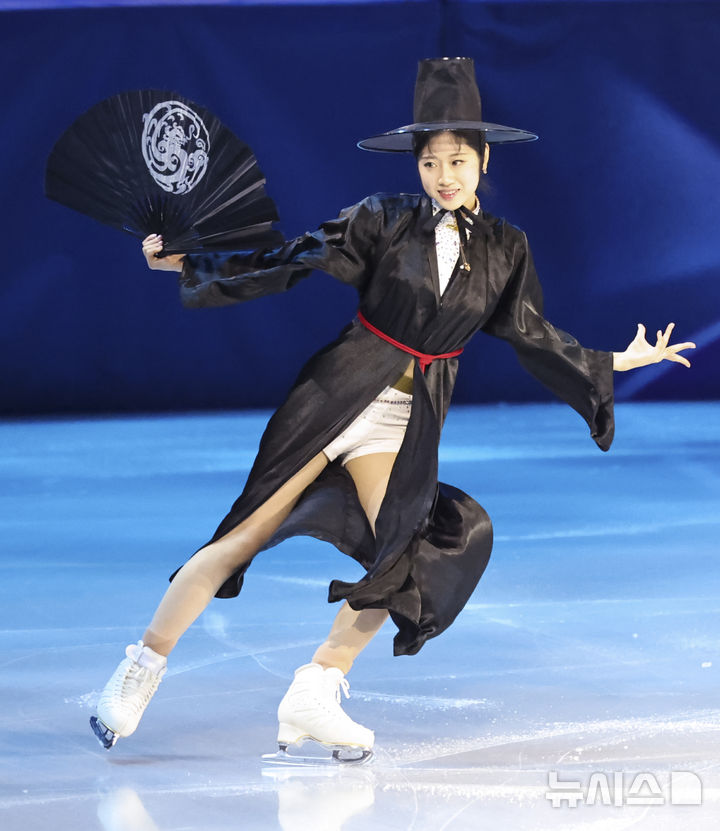 [밀라노=뉴시스] 김근수 기자 = 피겨스케이팅 이해인이 21일(현지 시간) 이탈리아 밀라노 아이스 스케이팅 아레나에서 열린 피겨스케이팅 갈라쇼에서 넷플릭스 애니메이션 '케이팝 데몬 헌터스(K-Pop Demon Hunters)' 컨셉을 반영한 저승사자(사자보이즈) 복장을 입고 연기를 펼치고 있다. 2026.02.22. ks@newsis.com