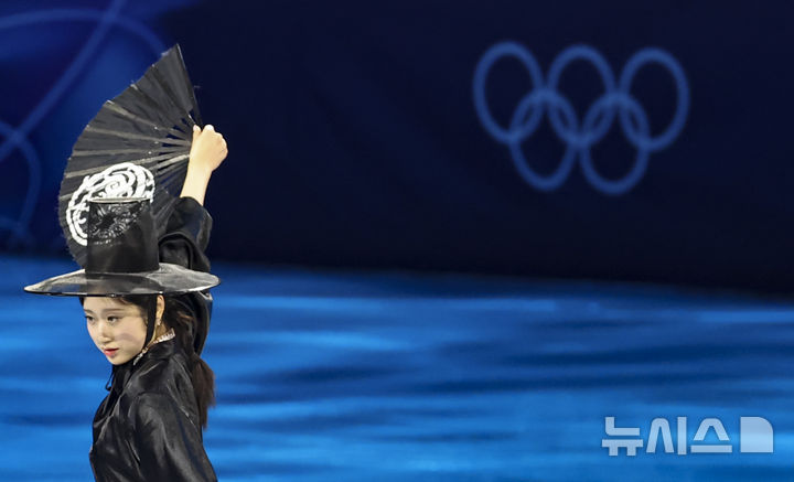 [밀라노=뉴시스] 김근수 기자 = 피겨스케이팅 이해인이 21일(현지 시간) 이탈리아 밀라노 아이스 스케이팅 아레나에서 열린 피겨스케이팅 갈라쇼에서 넷플릭스 애니메이션 '케이팝 데몬 헌터스(K-Pop Demon Hunters)' 컨셉을 반영한 저승사자(사자보이즈) 복장을 입고 연기를 펼치고 있다. 2026.02.22. ks@newsis.com