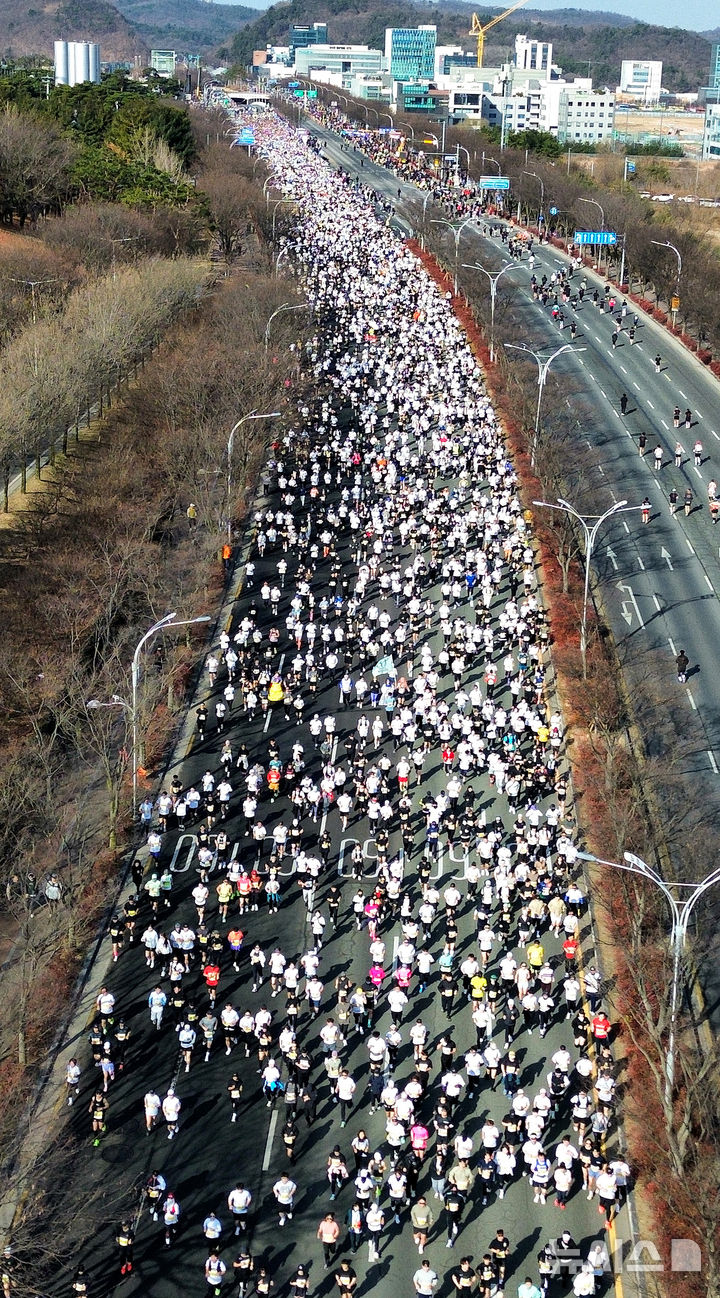 [대구=뉴시스] 이무열 기자 = 22일 오전 대구 수성구 대구스타디움에서 열린 ‘2026 대구마라톤대회’에서 참가자들이 힘차게 출발하고 있다. 2026.02.22. lmy@newsis.com