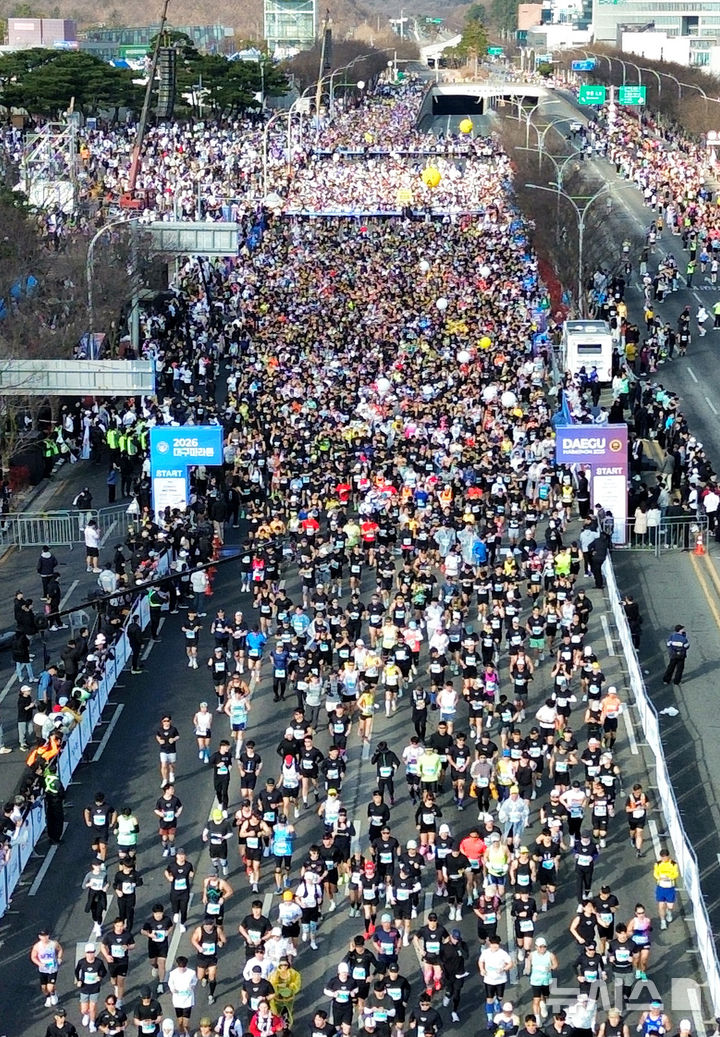 [대구=뉴시스] 이무열 기자 = 22일 오전 대구 수성구 대구스타디움에서 열린 ‘2026 대구마라톤대회’에서 참가자들이 힘차게 출발하고 있다. 2026.02.22. lmy@newsis.com