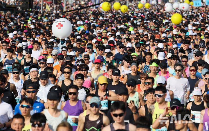 [대구=뉴시스] 이무열 기자 = 22일 오전 대구 수성구 대구스타디움에서 열린 ‘2026 대구마라톤대회’에서 참가자들이 힘차게 출발하고 있다. 2026.02.22. lmy@newsis.com