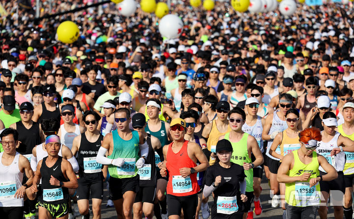 [대구=뉴시스] 이무열 기자 = 22일 오전 대구 수성구 대구스타디움에서 열린 ‘2026 대구마라톤대회’에서 참가자들이 힘차게 출발하고 있다. 2026.02.22. lmy@newsis.com