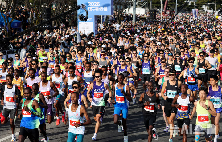 [대구=뉴시스] 이무열 기자 = 22일 오전 대구 수성구 대구스타디움에서 열린 ‘2026 대구마라톤대회’에서 엘리트 풀코스에 출전한 선수들이 힘차게 출발하고 있다. 2026.02.22. lmy@newsis.com