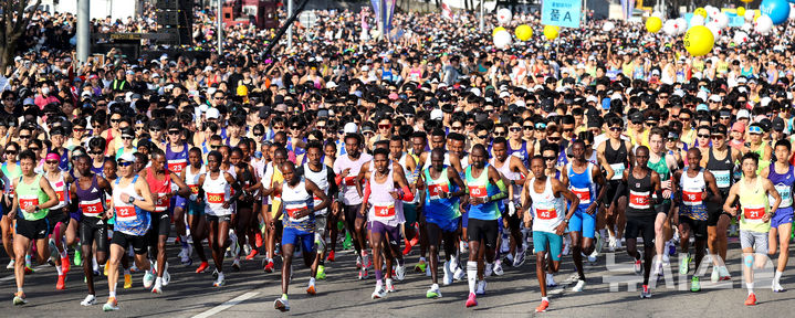 [대구=뉴시스] 이무열 기자 = 22일 오전 대구 수성구 대구스타디움에서 열린 ‘2026 대구마라톤대회’에서 엘리트 풀코스에 출전한 선수들이 힘차게 출발하고 있다. 2026.02.22. lmy@newsis.com