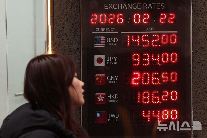 [서울=뉴시스] 권창회 기자 = 사진은 지난 22일 서울 중구 명동의 환전소에서 달러 등 외화 거래가가 표시돼 있는 모습. 2026.02.22. kch0523@newsis.com