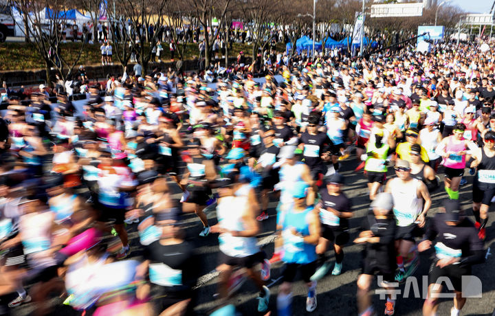 [대구=뉴시스] 이무열 기자 = 22일 오전 대구 수성구 대구스타디움에서 열린 ‘2026 대구마라톤대회’에서 참가자들이 힘차게 출발하고 있다. 2026.02.22. lmy@newsis.com