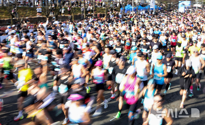[대구=뉴시스] 이무열 기자 = 지난 2월 22일 오전 대구 수성구 대구스타디움에서 열린 ‘2026 대구마라톤대회’에서 참가자들이 힘차게 출발하고 있다. 2026.02.22. lmy@newsis.com