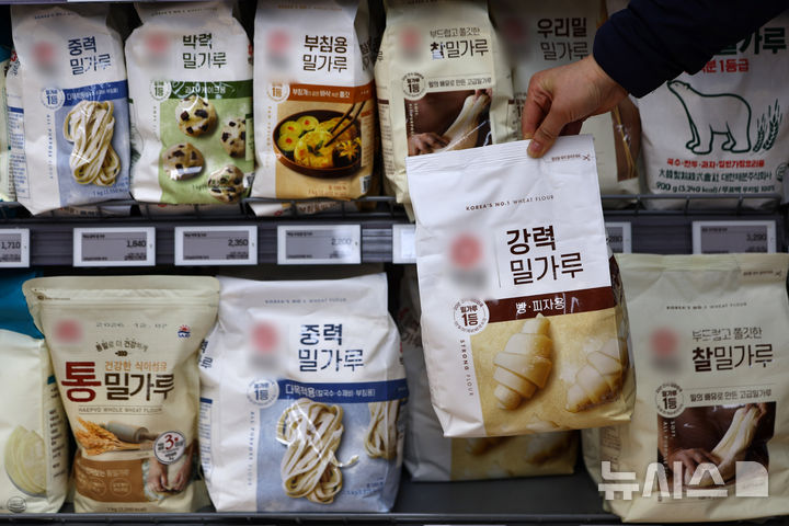 [서울=뉴시스] 김명년 기자 = 지난 2월22일 서울시내 한 대형마트에 밀가루가 진열돼 있는 모습. 2026.02.22. kmn@newsis.com