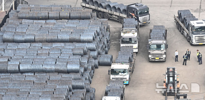 [평택=뉴시스] 김종택 기자 = 경기 평택시 포승읍 평택항 야적장에 철강제품이 쌓여있는 모습. 2026.02.22. jtk@newsis.com