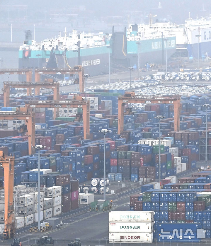 [평택=뉴시스] 김종택 기자 = 도널드트럼프 미국 대통령이 연방대법원의 상호관세 위법 판결 이후 전 세계 수입품에 부과한 '글로벌 관세'를 10%에서 15%로 인상하겠다고 21일(현지시간) 밝혔다.사진은 22일 경기 평택시 포승읍 평택항 야적장에 수출입 컨테이너가 쌓여 있는 모습. 2026.02.22. jtk@newsis.com
