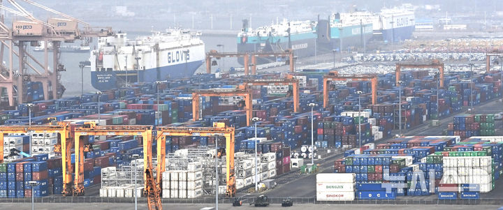 [평택=뉴시스] 김종택 기자 = 지난 22일 경기 평택시 포승읍 평택항 야적장에 수출입 컨테이너가 쌓여 있는 모습. 2026.02.22. jtk@newsis.com