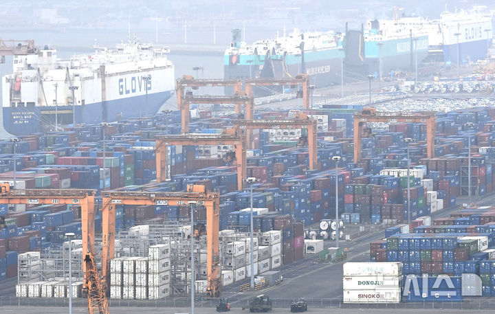 [평택=뉴시스] 미국의 1월 생산자물가지수(PPI) 상승률이 시장 예상치를 크게 상회한 것으로 드러났다. 사진은 지난 22일 경기 평택시 포승읍 평택항 야적장에 수출입 컨테이너가 쌓여 있는 모습. 본문과 관계 없음. (사진=뉴시스DB) 2026.02.28.