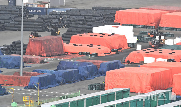 [평택=뉴시스] 김종택 기자 = 경기 평택시 포승읍 평택항 야적장에 철강제품이 쌓여있는 모습. 2026.02.22. jtk@newsis.com