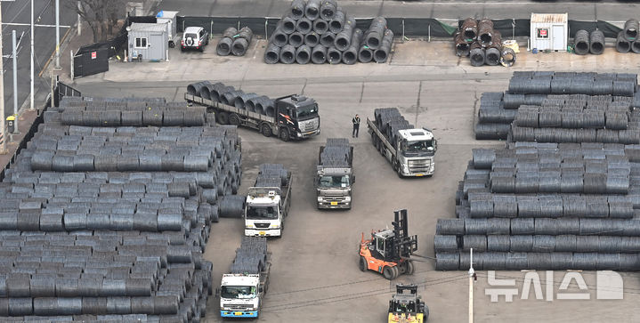 [평택=뉴시스] 김종택 기자 = 미국 연방대법원의 상호관세 무효 판결 이후 도널드 트럼프 미국 대통령이 잇따라 추가 관세 카드를 꺼내 들면서 국내 철강업계의 긴장감도 한층 높아지고 있다. 사진은 지난 22일 경기 평택시 포승읍 평택항 야적장에 철강제품이 쌓여있는 모습. 2026.02.22. jtk@newsis.com
