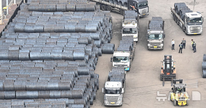 [평택=뉴시스] 김종택 기자 = 미국 연방대법원이 트럼프 행정부가 국제비상경제권한법(IEEPA)을 근거로 부과한 상호관세를 위법이라고 판결했다. 이에 따라 한국에 적용되던 15% 상호관세는 효력을 상실하게 됐다. 다만 우리 주력 수출품인 자동차·철강 등 품목은 관세 부과 대상에서 제외된다. 사진은 22일 경기 평택시 포승읍 평택항 야적장에 철강제품이 쌓여있는 모습. 2026.02.22. jtk@newsis.com