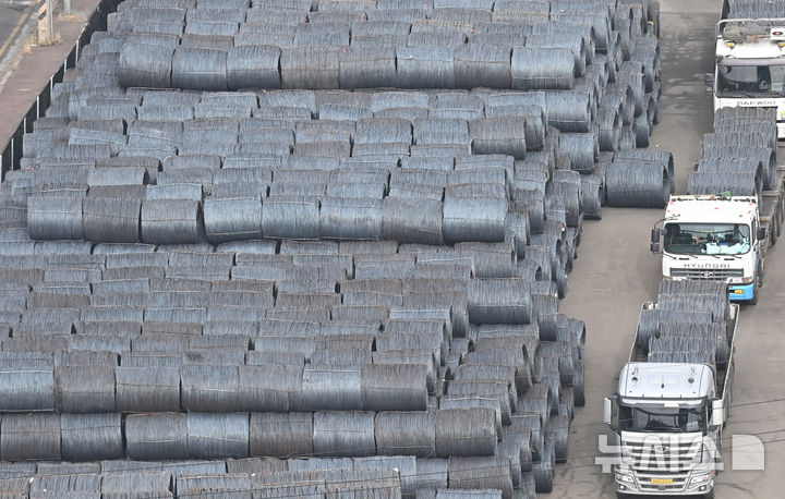 [평택=뉴시스] 김종택 기자 = 경기 평택시 포승읍 평택항 야적장에 철강제품이 쌓여있는 모습. 2026.02.22. jtk@newsis.com