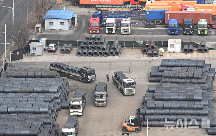 [평택=뉴시스] 미국 도널드 트럼프 행정부가 철강·알루미늄 관세 부과 체계를 개편할 예정이라는 보도가 나왔다. 사진은 지난 2월 22일 경기 평택시 포승읍 평택항 야적장에 철강제품이 쌓여있는 모습. (사진=뉴시스DB) 2026.04.02.