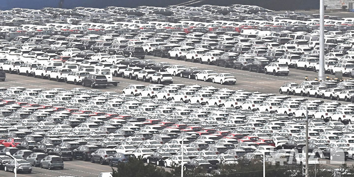[평택=뉴시스] 김종택 기자 = 지난 2월22일 경기 평택시 포승읍 평택항 자동차 전용부두에 수출용 차량이 세워져 있는 모습. 2026.02.22. jtk@newsis.com