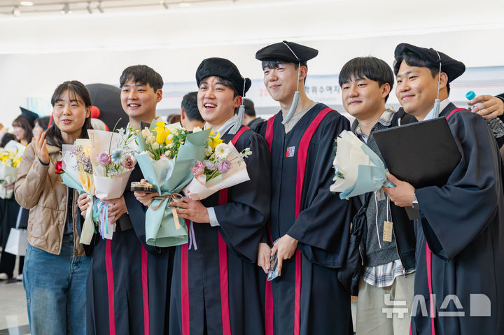 [광주=뉴시스] 20일 광주과학기술원(GIST) 오룡관 대강당에서 '2025학년도 학위수여식'이 열린 가운데 졸업생들이 기념 촬영을 하고 있다. (사진=GIST 제공) photo@newsis.com