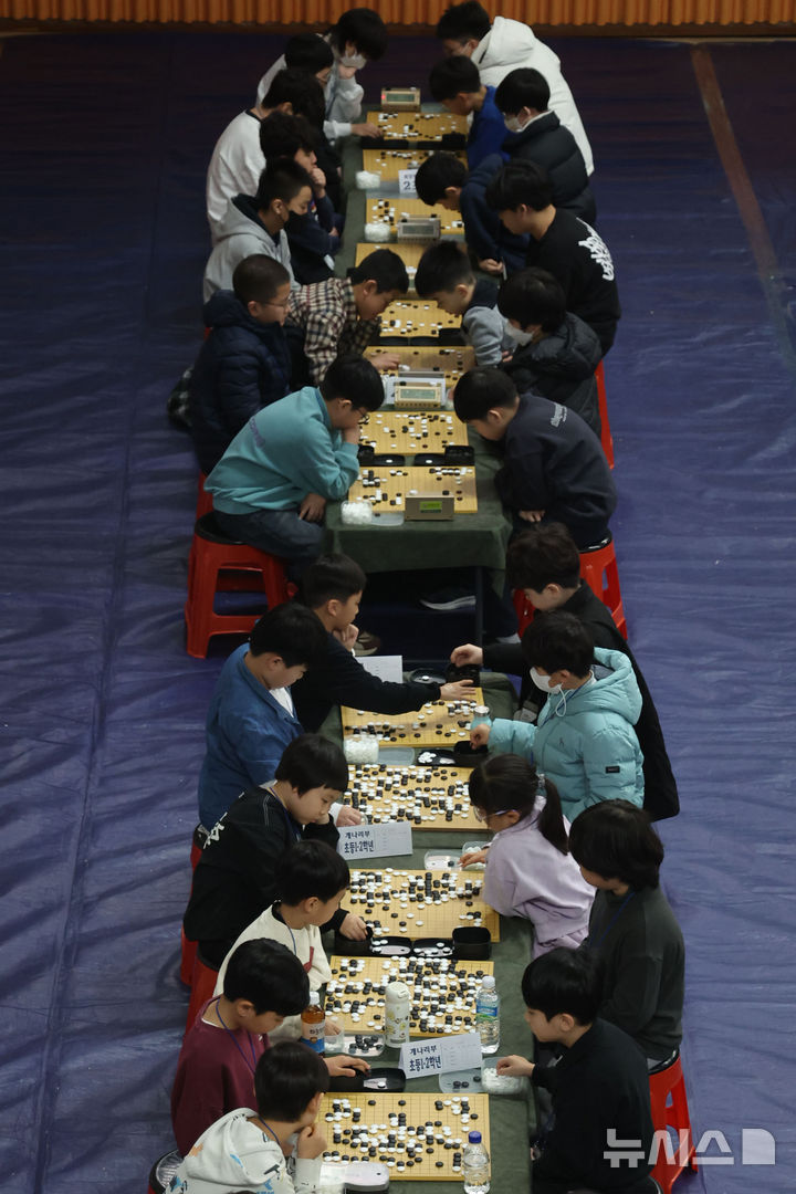 [서울=뉴시스] 권창회 기자 = 22일 서울 성동구 성동구민종합체육센터에서 열린 제2회 성동구청장배 전국 어린이 바둑대회에서 어린이들이 바둑을 두고 있다. 2026.02.22. kch0523@newsis.com