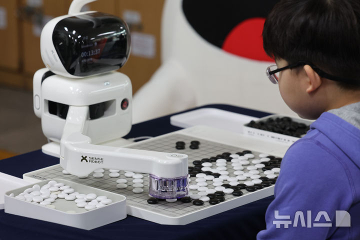 [서울=뉴시스] 권창회 기자 = 22일 서울 성동구 성동구민종합체육센터에서 열린 제2회 성동구청장배 전국 어린이 바둑대회에서 어린이가 바둑로봇과 바둑을 두고 있다. 2026.02.22. kch0523@newsis.com