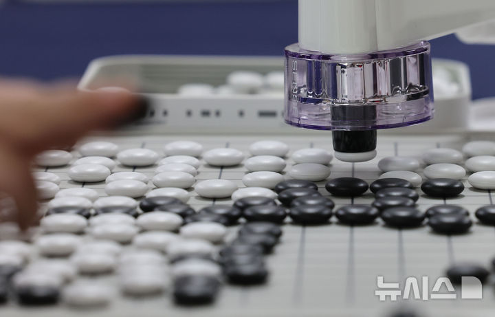 [서울=뉴시스] 권창회 기자 = 22일 서울 성동구 성동구민종합체육센터에서 열린 제2회 성동구청장배 전국 어린이 바둑대회에서 어린이가 바둑로봇과 바둑을 두고 있다. 2026.02.22. kch0523@newsis.com