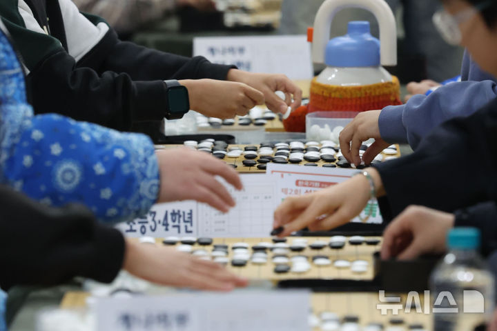 [서울=뉴시스] 권창회 기자 = 22일 서울 성동구 성동구민종합체육센터에서 열린 제2회 성동구청장배 전국 어린이 바둑대회에서 어린이들이 바둑을 두고 있다. 2026.02.22. kch0523@newsis.com