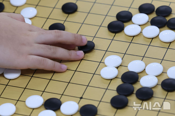 [서울=뉴시스] 권창회 기자 = 22일 서울 성동구 성동구민종합체육센터에서 열린 제2회 성동구청장배 전국 어린이 바둑대회에서 어린이들이 바둑을 두고 있다. 2026.02.22. kch0523@newsis.com