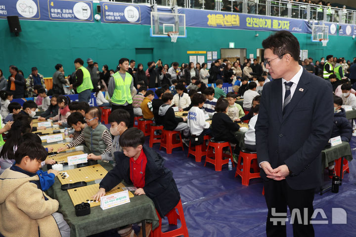 [서울=뉴시스] 권창회 기자 = 정원오 성동구청장이 22일 서울 성동구 성동구민종합체육센터에서 열린 제2회 성동구청장배 전국 어린이 바둑대회에서 어린이들의 바둑 두는 모습을 지켜보고 있다. 2026.02.22. kch0523@newsis.com