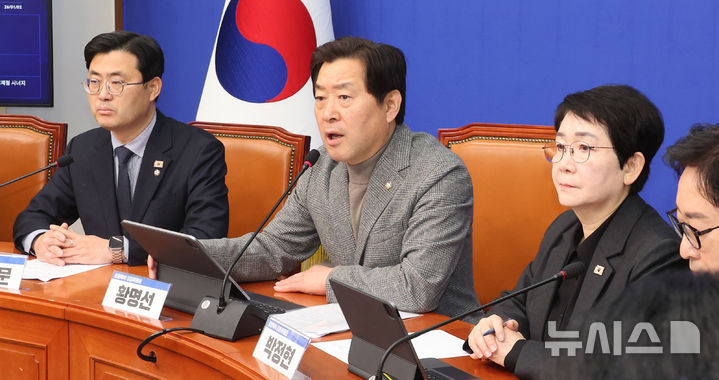 [서울=뉴시스] 김금보 기자 = 황명선 더불어민주당 충남대전통합특별위원회 상임위원장이 22일 오후 서울 여의도 국회에서 긴급기자회견을 열고 발언을 하고 있다. 2026.02.22. kgb@newsis.com