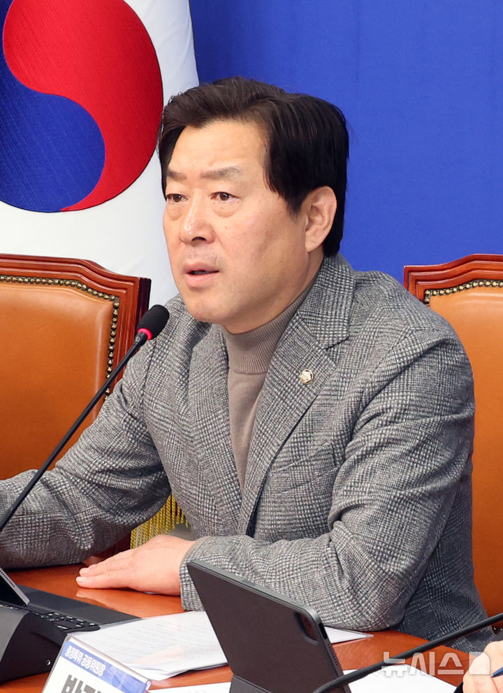 [서울=뉴시스] 김금보 기자 = 황명선 더불어민주당 충남대전통합특별위원회 상임위원장이 22일 오후 서울 여의도 국회에서 긴급기자회견을 열고 발언을 하고 있다. 2026.02.22. kgb@newsis.com