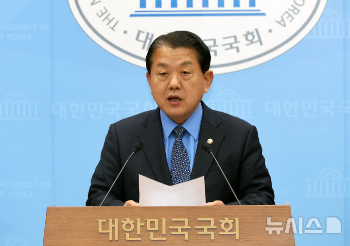 [서울=뉴시스] 김금보 기자 = 김병주 더불어민주당 의원이 자신의 SNS를 통해 탕수육 등 음식물을 제공해 자백을 끌어내는 행위는 "관행이 아닌 위법 수집증거"라고 했다. 2026.02.22. kgb@newsis.com