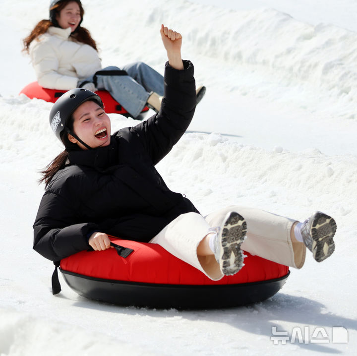 [서울=뉴시스] 조성봉 기자= 22일 평창군 대관령면 횡계리 송천 일대 축제장에서 열린 제34회 평창 대관령눈꽃축제를 찾은 시민들이 눈썰매를 타고 있다 (사진=평창관광문화재단 제공) 2026.02.22. photo@newsis.com *재판매 및 DB 금지