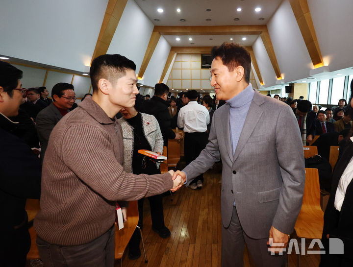 [서울=뉴시스] 김명년 기자 = 오세훈 서울시장이 22일 오후 서울 마포구 청년문화공간JU에서 열린 본인의 '시민의 자부심을 디자인하다' 출간기념회에서 김재섭 의원과 악수하고 있다. 2026.02.22. kmn@newsis.com