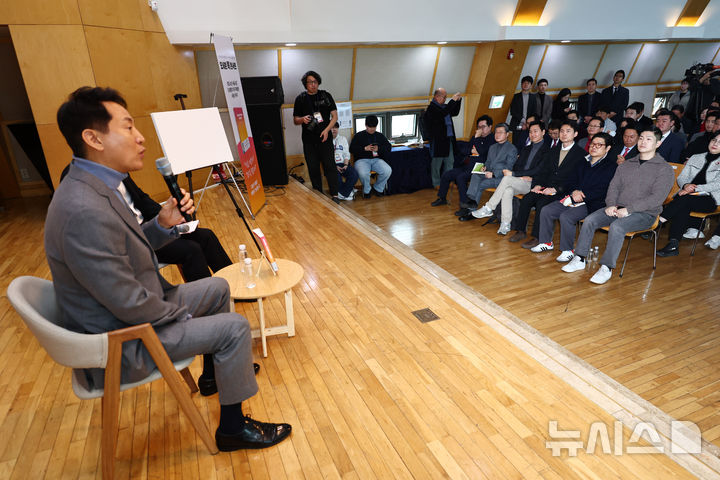 [서울=뉴시스] 김명년 기자 = 오세훈 서울시장이 22일 오후 서울 마포구 청년문화공간JU에서 열린 본인의 '시민의 자부심을 디자인하다' 출간기념회에서 발언하고 있다. 2026.02.22. kmn@newsis.com