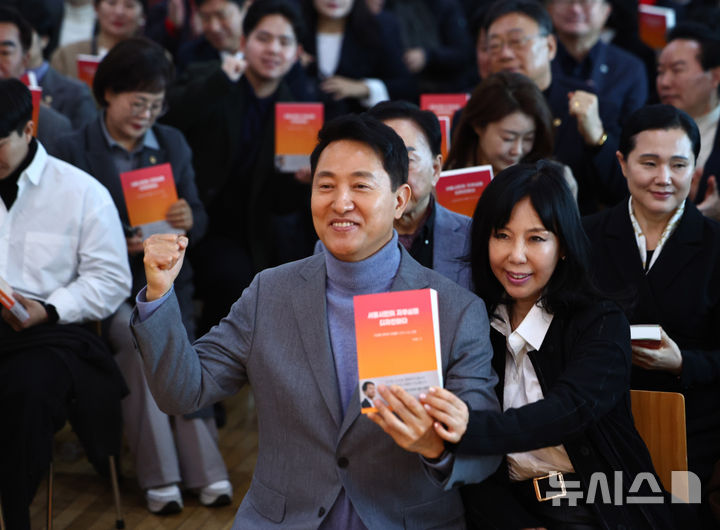 [서울=뉴시스] 김명년 기자 = 오세훈 서울시장이 22일 오후 서울 마포구 청년문화공간JU에서 열린 본인의 '시민의 자부심을 디자인하다' 출간기념회에서 김재섭 국민의힘 의원 등 참석자들과 함께 기념촬영하고 있다. 2026.02.22. kmn@newsis.com