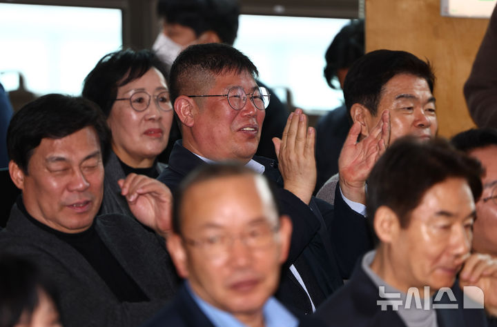 [서울=뉴시스] 김명년 기자 = 김경진 국민의힘 서울 동대문 을 당협위원장이 22일 오후 서울 마포구 청년문화공간JU에서 열린 오세훈 서울시장의 '시민의 자부심을 디자인하다' 출간기념회에서 박수치고 있다. 2026.02.22. kmn@newsis.com