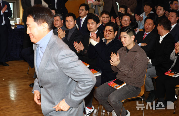 [서울=뉴시스] 김명년 기자 = 김재섭 국민의힘 의원이 22일 오후 서울 마포구 청년문화공간JU에서 열린 오세훈 서울시장 '시민의 자부심을 디자인하다' 출간기념회에서 박수치고 있다. 2026.02.22. kmn@newsis.com